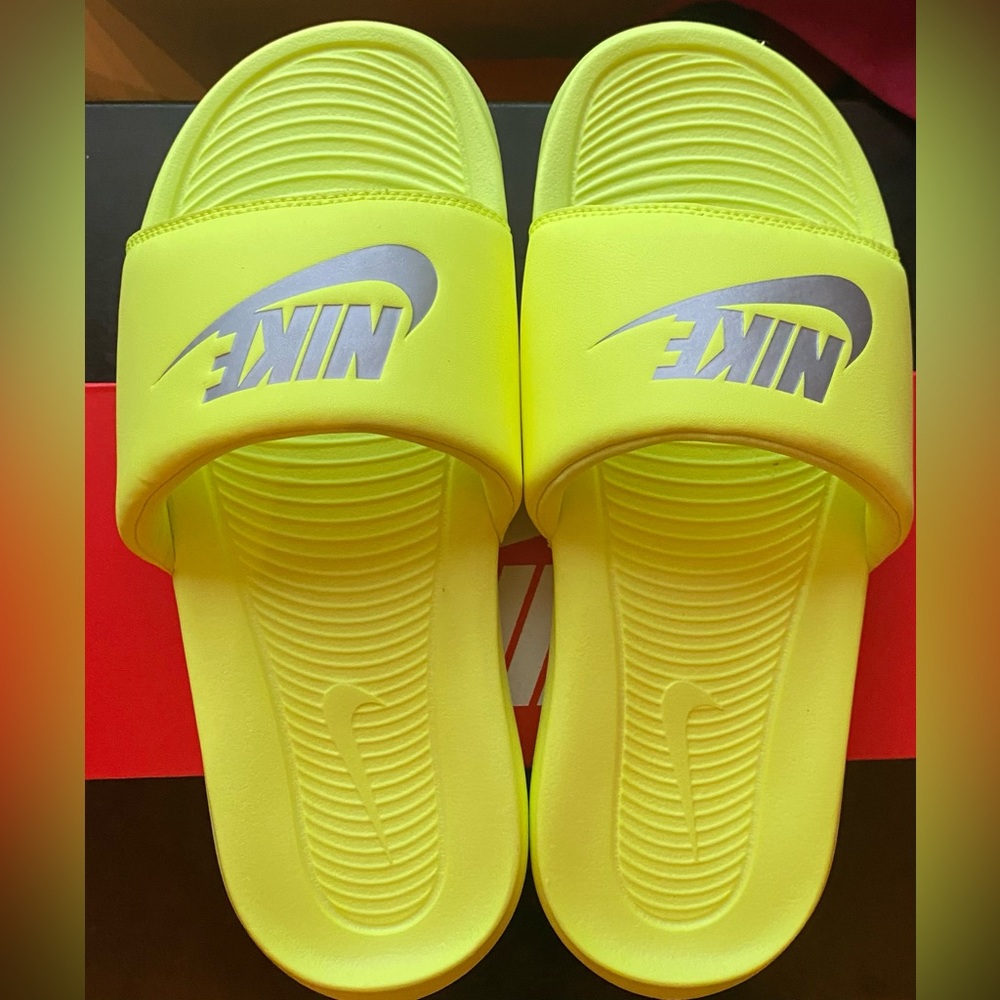 W NIKE VICTOR ONE SLIDE VOLT/CHROME WOMENS SIZE (8) PREOWNED